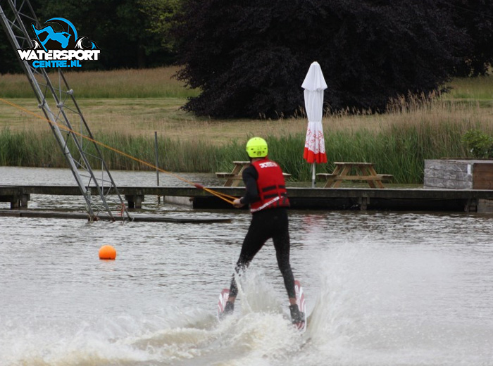 1 uur waterskiën + patat met saus bij Watersportcentre Veendam €17.00
